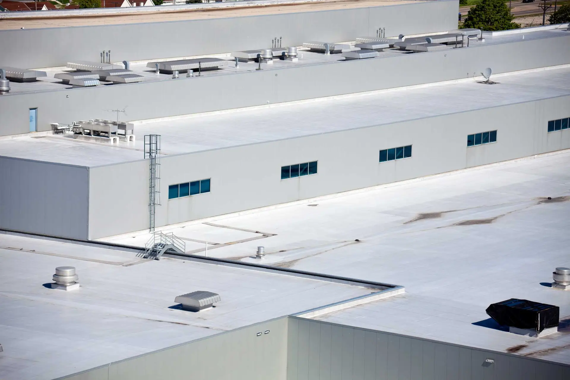Flat roof commercial building installation completed in Maryland